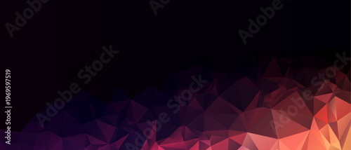 紫から赤へと滑らかに移り変わるダークトーンのローポリゴン抽象背景、幾何学的三角形が連なる近未来的デジタルテクスチャ素材