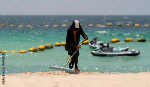 Obraz na płótnie Beach Comber on Beach Koh Larn Thailand