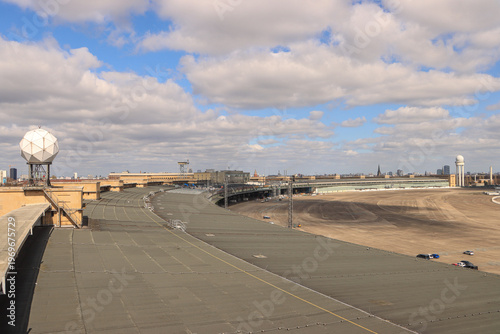 Blick über den riesigen Flughafen Tempelhof