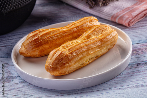 Quadro su tela Sweet baked eclair dessert with cream