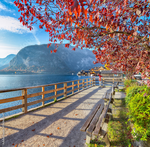 Fotografie Stunning  view of famous Hallstatt mountain village with Hallstatter lake