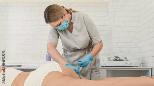Tableau sur toile Injections of lipolytic into hips for weight loss and muscle definition close-up