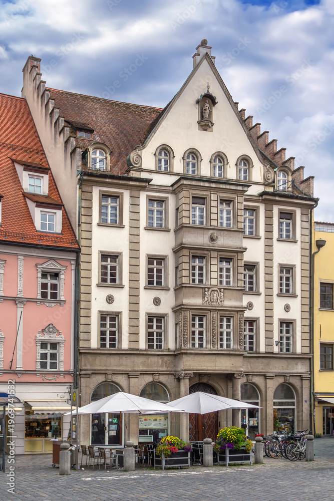 Obraz premium Straubinger Tagblatt historical building in Straubing, Germany. Madonna sculpture on facade under grey cloudy sky