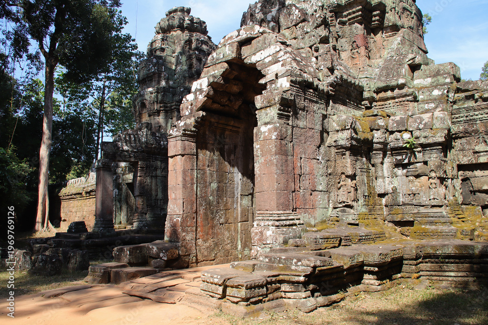 Fototapeta premium ruined ancient khmer hindu and buddhist temple (preah khan) in angkor in siem reap in cambodia 
