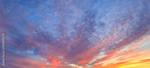 Fotografía Dramatic sky glows with fiery hues