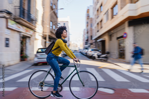 Foto Young woman cycling city street enjoying urban commute