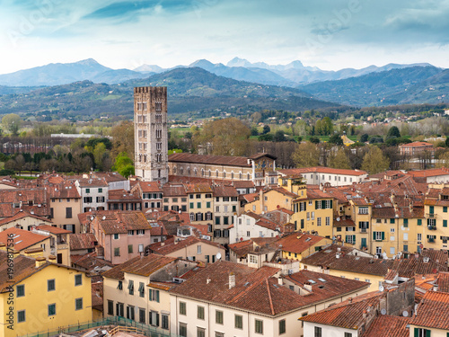 Italia, Toscana, Lucca, città e campanile di San Frediano.