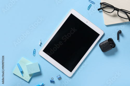 Tablet computer with earpho...