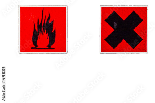 Foto Pictogrammes de sécurité vintage : inflammable et nocif sur fond rouge