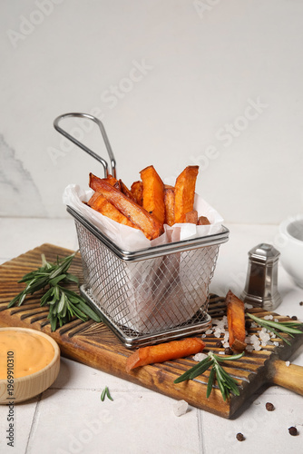 Deep fryer basket with tast...