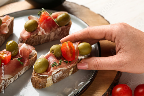 Female hand holding tasty c...