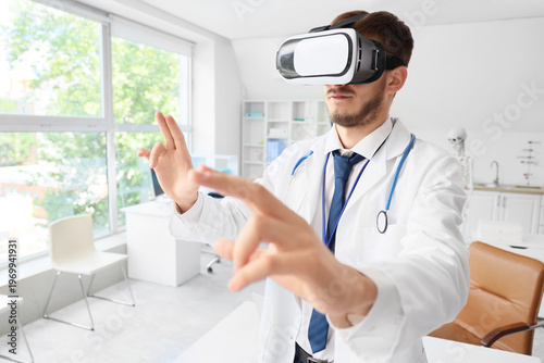 Male doctor in VR glasses u...