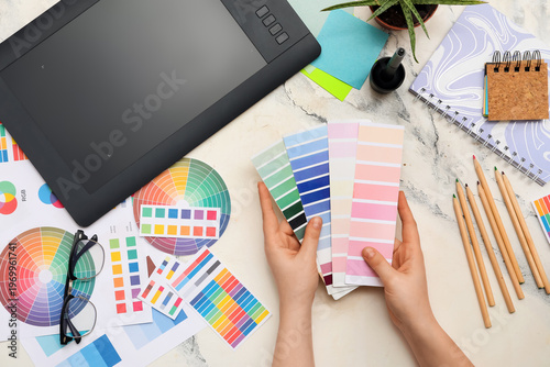Female graphic designer hol...