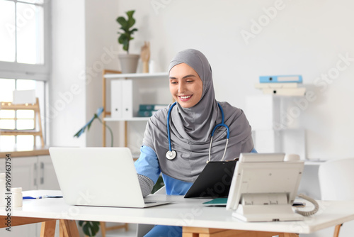 Female Muslim doctor in hij...
