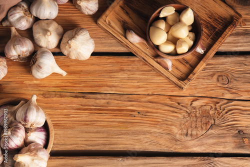 Fresh whole and peeled garl...