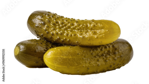 Foto Three green pickled cucumbers stacked together, displaying bumpy texture