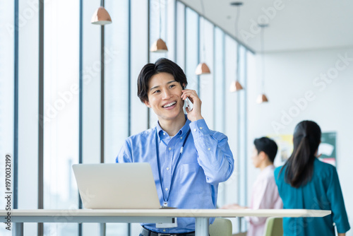 オフィスで働く若いエンジニア　撮影協力：学校法人電波学園　東京電子専門学校