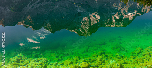 Wasserspiegelung in klaren Bergsee Eibsee in Bayern unterhalb der Zugspitze d...