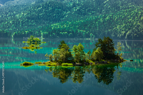 Wasserspiegelung in klaren Bergsee Eibsee in Bayern unterhalb der Zugspitze d...