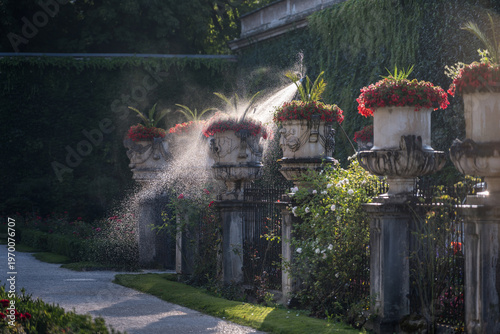 Blumen gießen im Barockgarten