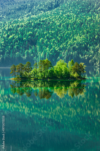 Wasserspiegelung in klaren Bergsee Eibsee in Bayern unterhalb der Zugspitze d...