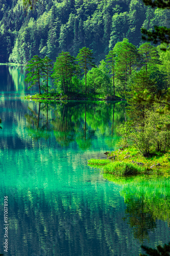 Wasserspiegelung in klaren Bergsee Eibsee in Bayern unterhalb der Zugspitze d...