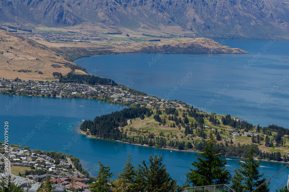 Fototapeta premium Panoramic Aerial View of Queenstown Town and Lake Wakatipu Surrounded by Mountains in New Zealand