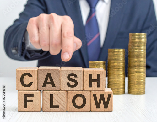 Cash Flow - Geschäftsmann zeigt auf das Wort 