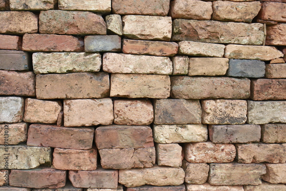 Obraz premium a wall built with recycled bricks