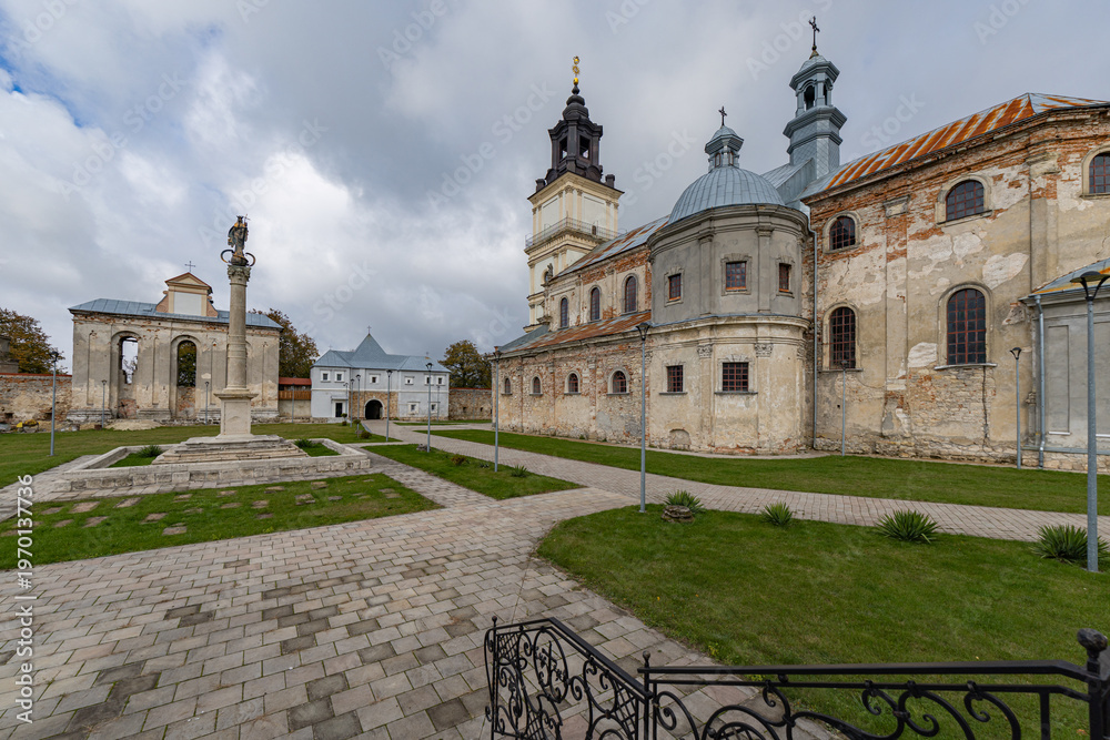 Fototapeta premium Ancient Dominican monastery with bell tower and Virgin Mary column in Pidkamin