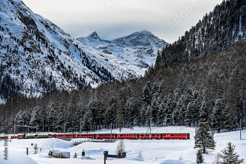 Pontresina, Berninapass, Val Bernina, Zugfahrt, Zugreise, Winter, Wintersport, Wanderweg, Langlauf, Langlaufloipe, Oberengadin, Graubünden, Schneedecke, Winterlandschaft, Alpen, Schweiz