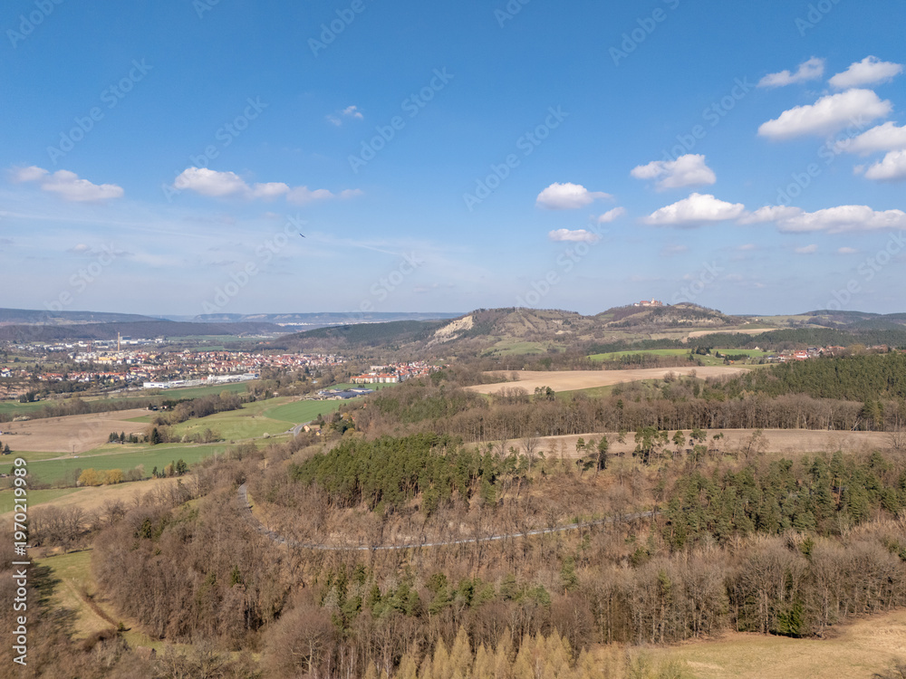 Fototapeta premium Blick in das Saaletal mit Kahla und Leuchtenburg Luftaufnahme