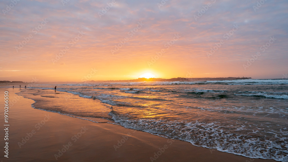 Obraz premium Beautiful sunset at Loredo´s Beach, Cantabria, Spain