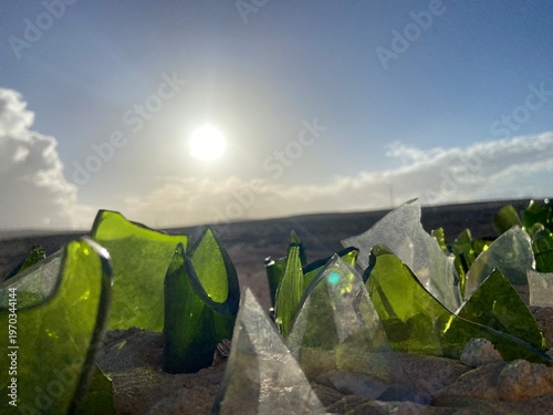 Canvastavla Close-up of broken green clear glass shards embedded in the top of a concrete wall as a traditional security barrier