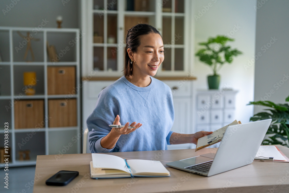 Obraz premium Asian woman working remotely on video call