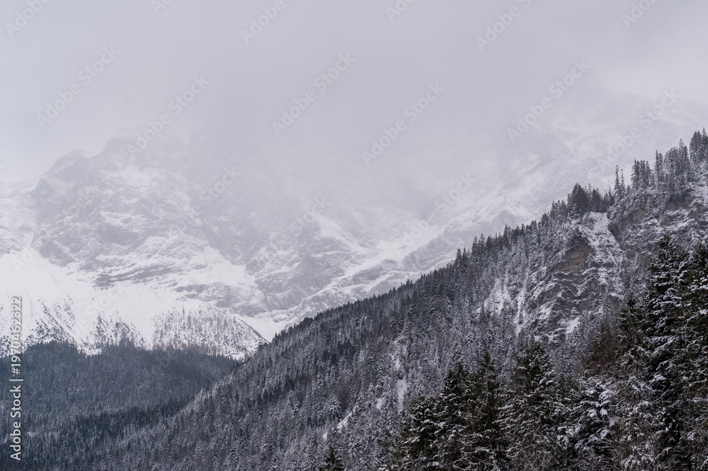 Fototapeta premium Zugspitze in Wolken