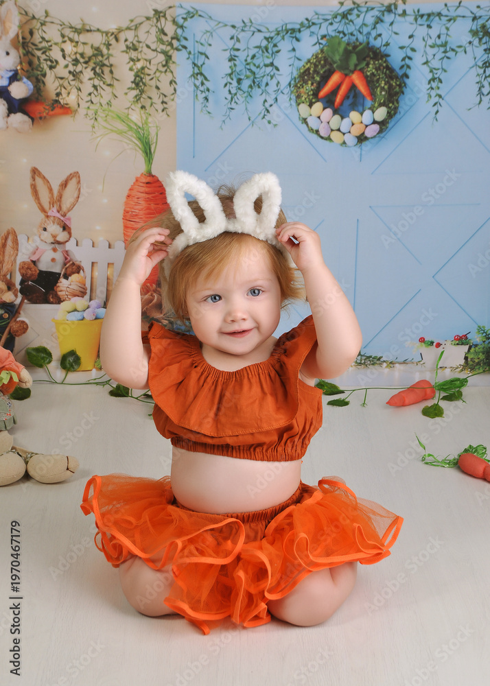 Fototapeta premium Bebê fofa feliz na páscoa com coelhinhos 
