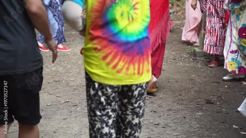 盆踊りをする様子