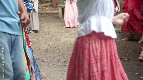 盆踊りをする様子