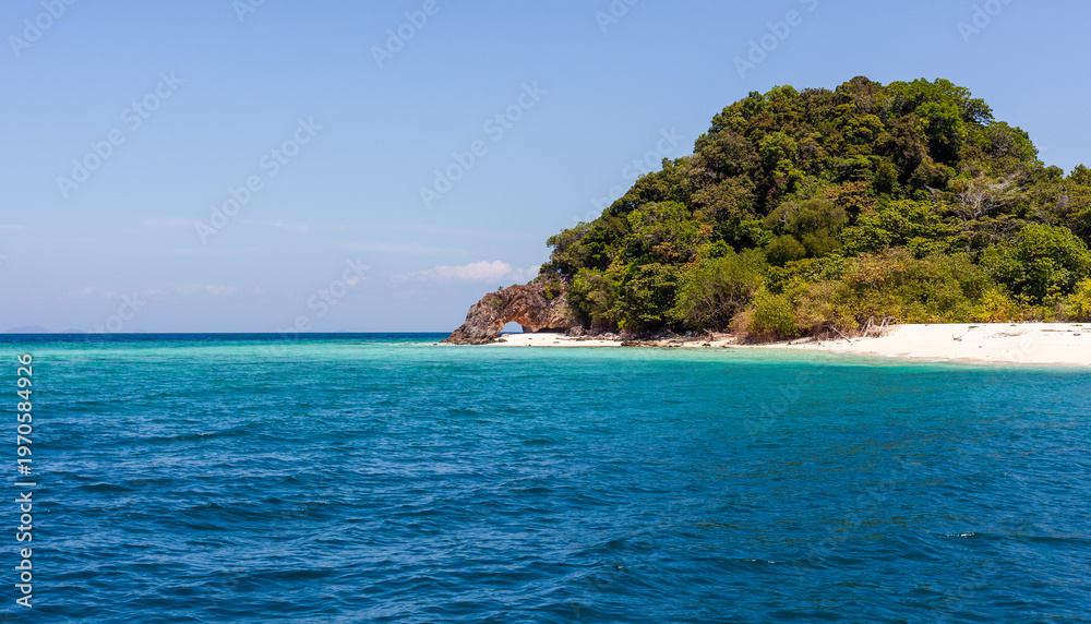 Naklejka premium Ko Chuku Islet in Tarutao National Marine Park. Tropical greenery, sandy beach, turquoise sea.