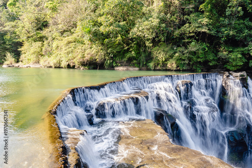 台湾・十分の滝の迫力ある大瀑布の風景