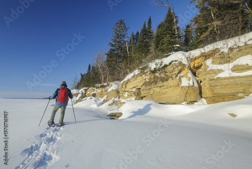 Quadro su tela snowshoeing  along  cliffs, Hecla/Grindstone Provincial Park, along Lake Winnipe