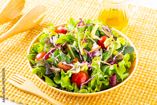 テーブルの上の野菜サラダとオリーブオイル