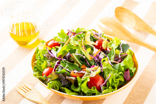 テーブルの上の野菜サラダとオリーブオイル