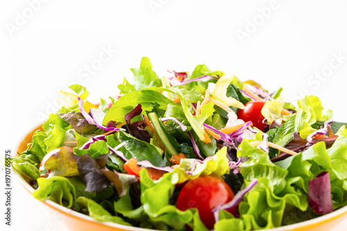 テーブルの上の野菜サラダ