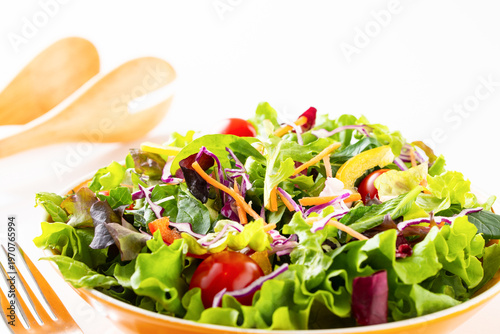 テーブルの上の野菜サラダ