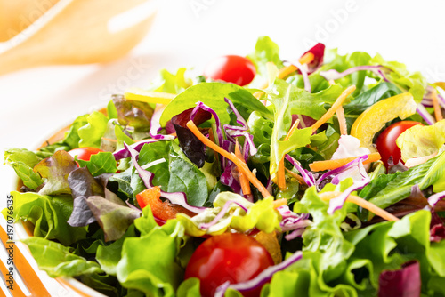 テーブルの上の野菜サラダ