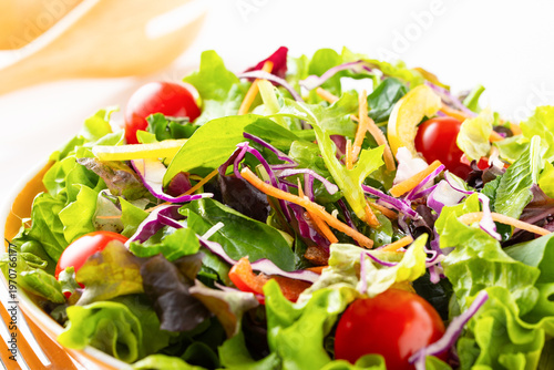 テーブルの上の野菜サラダとオリーブオイル