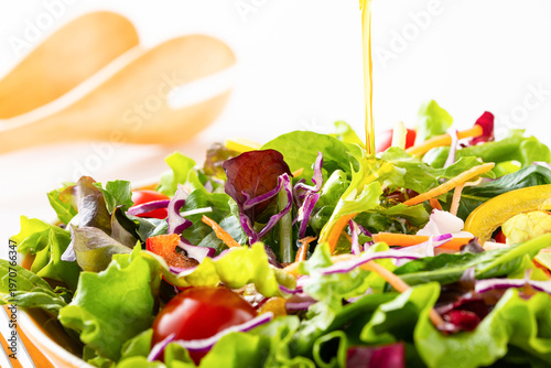 野菜サラダにオリーブオイルを掛ける