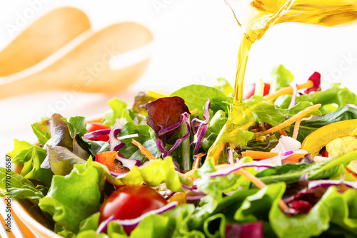 テーブルの上の野菜サラダとオリーブオイル